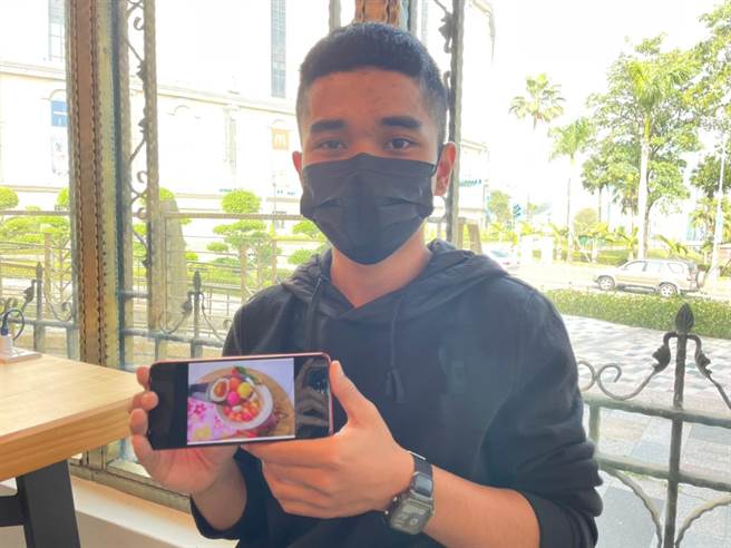 义守大学印尼生杨力德首次吃汤圆，忆起故乡相似甜点，直呼台湾包馅料的汤圆好吃。（义守大学提供／林雅惠高雄传真）