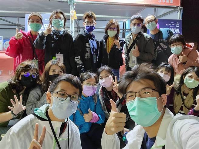 义大政管系的万育铭（前排右一）担任灯会志工，以服务的心情体验元宵节活动。（义守大学提供／林雅惠高雄传真）