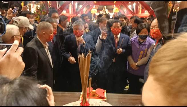 大甲镇澜宫董事长顏清标率领全体董监事掷筊，请妈祖裁定今年起驾日期。（陈淑娥摄）