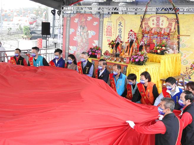 受天宫元宵米糕桃，15日揭桃。（南投县政府提供／廖志晃南投传真）