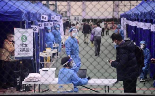 确诊数字远超实际感染人数，香港公卫专家郭健安预测：每日约7000人染疫。图为香港的核酸检测站。（中通社）