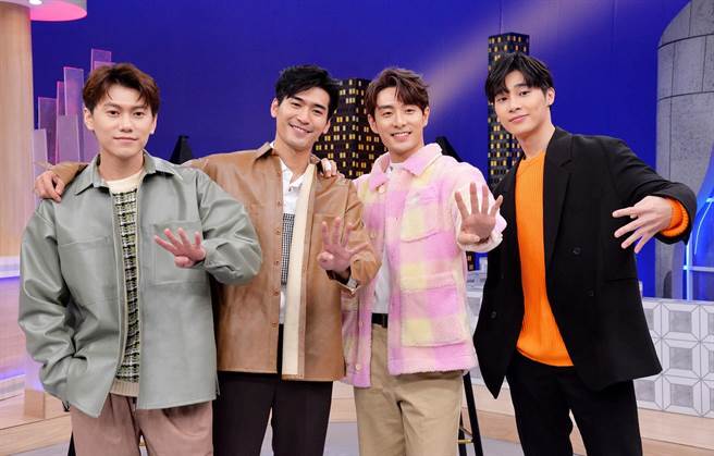 《我和我的鋼四壁》四帥邱宇辰（左起）、涂善存、管麟、宋偉恩上《一袋女王》打戲，爆料互揭奇特人格。（衛視中文台提供）