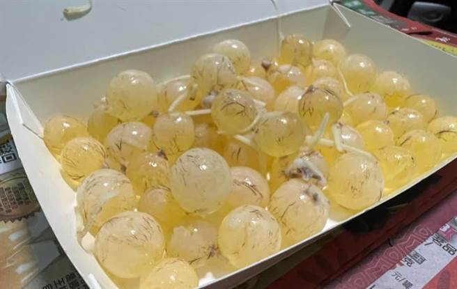 一名女网友分享，台南盐水有一道美食叫「成仔鱼蛋」，看起来像弹珠，也像剥皮后的葡萄，让网友大开眼界。（图／翻摄自脸书社团爆废公社公开版）