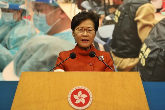 據新華社消息，香港特區行政長官林鄭月娥15日出席行政會議前會見傳媒表示，特區政府負有抗疫主體責任，必定會堅定信念和抗疫意志。（香港中通社）