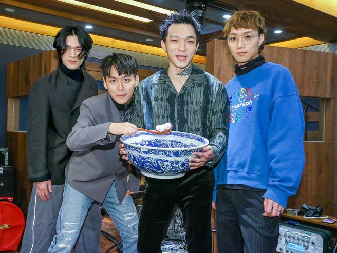 唱片公司送上100颗汤圆预祝傻子与白痴演唱会百分百圆满顺利。（粘耿豪摄）