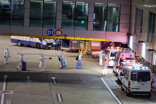 桃园市15日新增3例本土个案，其中一位是在桃园国际机场工作的航警局安检人员。据了解，该名航警在桃机是负责入境旅客落地採检后确诊个案后送勤务工作，虽已接种过3剂疫苗，仍被突破性感染，目前感染源积极调查中。图为入境落地採检确诊旅客由相关单位安排从机坪上救护车后送就医。（陈麒全摄）