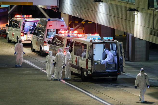 桃园市15日新增3例本土个案，其中一位是在桃园国际机场工作的航警局安检人员。据了解，该名航警在桃机是负责入境旅客落地採检后确诊个案后送勤务工作，虽已接种过3剂疫苗，仍被突破性感染，目前感染源积极调查中。图为入境落地採检确诊旅客由相关单位安排从机坪上救护车后送就医。（陈麒全摄）