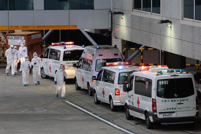 桃园市15日新增3例本土个案，其中一位是在桃园国际机场工作的航警局安检人员。据了解，该名航警在桃机是负责入境旅客落地採检后确诊个案后送勤务工作，虽已接种过3剂疫苗，仍被突破性感染，目前感染源积极调查中。图为入境落地採检确诊旅客由相关单位安排从机坪上救护车后送就医。（陈麒全摄）