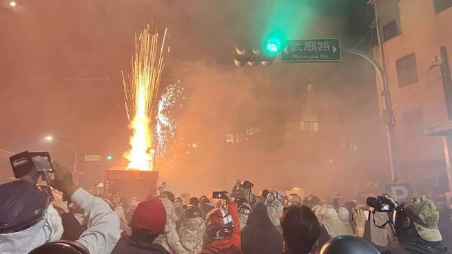 第一批炮城于晚间6时30分在武庙前点燃，现场火光四射，炮声和烟火声响此起彼落。（张毓翎摄）