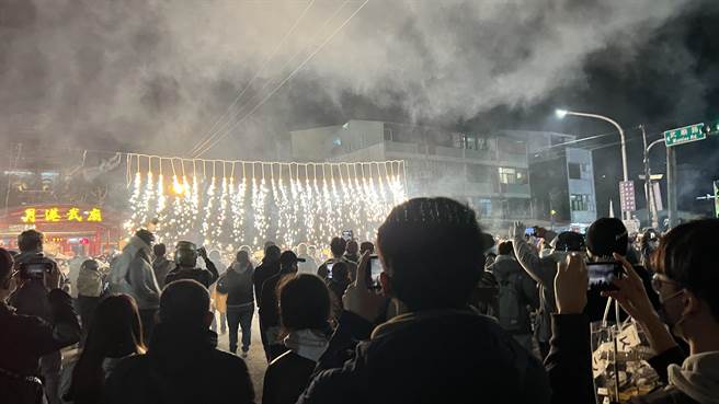 第一批炮城于晚间6时30分在武庙前点燃，吸引许多民眾聚集围观。（张毓翎摄）