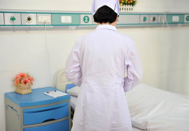 护理师遭男病患袭胸摸大腿性骚扰。（示意图，达志影像/shutterstock）