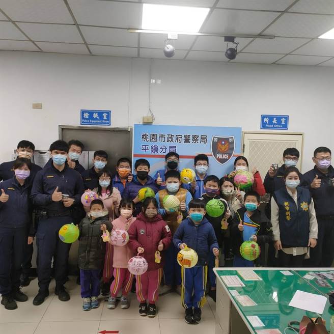 学童元宵节提灯笼赴警局送卡片、平安米。（警方提供／吕筱蝉桃园传真）