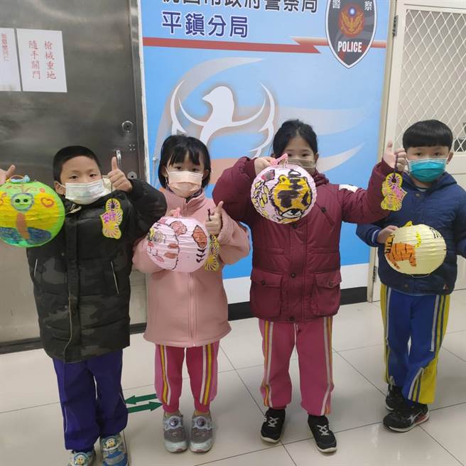 学童元宵节提灯笼赴警局送卡片、平安米。（警方提供／吕筱蝉桃园传真）