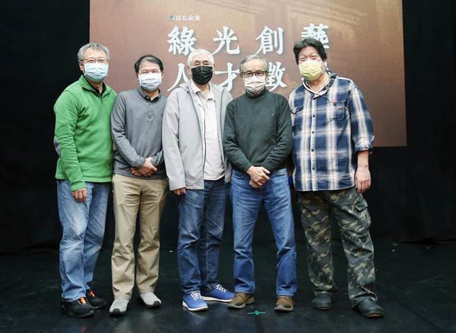 绿光剧团团长罗北安（右起）、绿光创艺制作公司董事长吴念真、导演柯一正、绿光创艺董事雷辉及绿光创艺行政总监陈希圣15日出席绿光创艺徵才记者会，吴念真致词时表示，剧团必须建构出完整商转模式，并引进更多人才，剧团才有永续的可能。（范扬光摄）