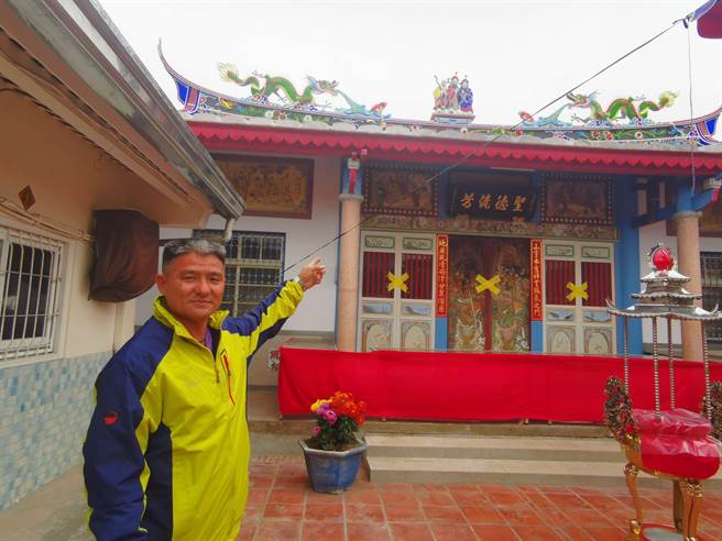 江家祭祀管理委员会理事长江明得表示，宗祠中轴线屋顶已整修完工，剪黏以受损前原貌重制。(刘秀芬摄)