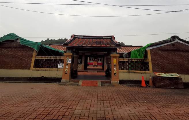 台南楠西鹿陶洋江家古厝属文化资产的宗祠中轴线已整修完工，18日子时将举行神明厅安座入火仪式，19日有热闹表演。(刘秀芬摄)