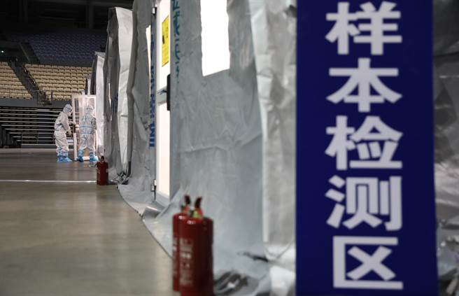 据新华社消息，2月15日，辽寧省葫芦岛市绥中县发布通报，引发此次疫情的大货车司机贺某某、韩某，因涉嫌妨害传染病防治罪被公安机关立案侦查，包括乡党委书记、乡长、县卫健局局长等多名干部被问责。（新华社）