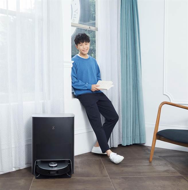韦礼安代言扫地机器人，宛如多了贤内助。（科沃斯提供）