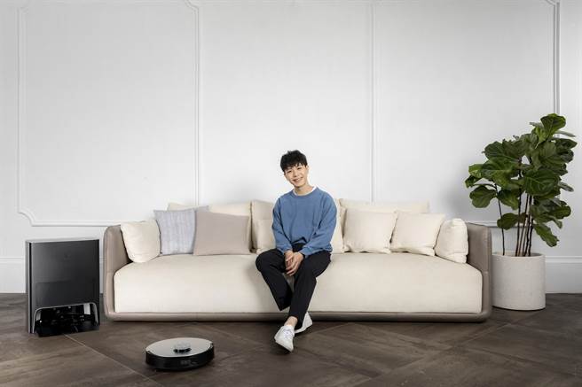 韦礼安代言扫地机器人，宛如多了贤内助。（科沃斯提供）