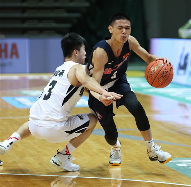 能仁家商林子皓（右）攻下29分、6助攻、5抄截，助队114比71击败锦和高中，8强赛阶段取得3连胜。（高中体总提供）