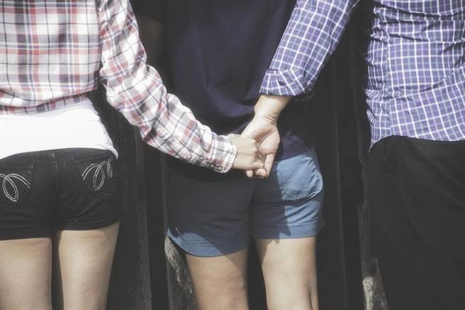 一名女子自曝与妈妈的男友发生关系。（示意图，达志影像/shutterstock）