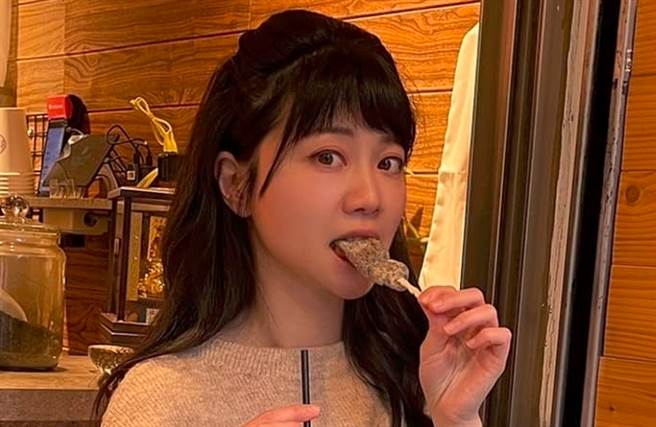 「港湖女神」高嘉瑜经常PO出吃美食的照片，为选区内的好餐厅发声。（图／取自高嘉瑜脸书）