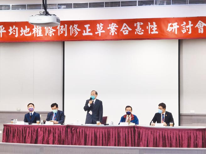 综合座谈谢昆峯主持律师（左起）、张明伟教授、谢哲胜董事长、林明锵教授、林家祺教授。图／台湾法学基金会提供