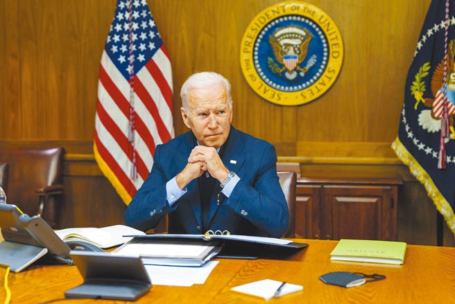 烏克蘭總統澤倫斯基與14日與美國總統拜登（見圖）通電話，邀請拜登訪問烏克蘭。（摘自美國白官網站）