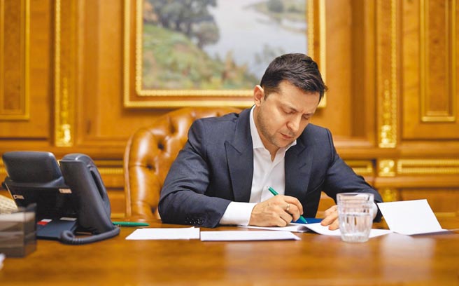 烏克蘭總統澤倫斯基（見圖）與14日與美國總統拜登通電話，邀請拜登訪問烏克蘭。（摘自烏克蘭總統府官網）