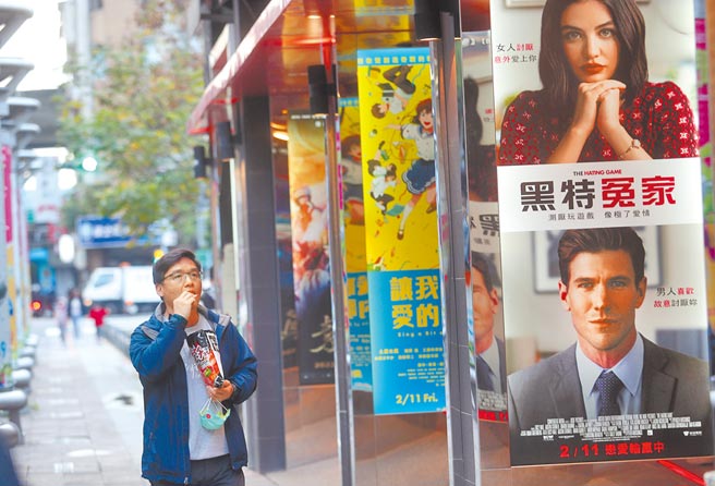 工商團體希望政府能在兼顧邊境安全和國民健康的前提之下，逐步開放，不要開放後再緊縮回去，反而會對企業衝擊更大。圖為台北市宣布15日起微解封，看電影的民眾可以帶著飲料及零食進電影院內享用。（劉宗龍攝）