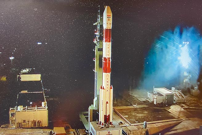 台湾、美国及印度等3国太空科学跨国合作开发的INSPIRESat-1立方卫星昨日上午升空，将执行科学探测任务。（翻摄自印度达万太空中心卫星发射升空直播画面）