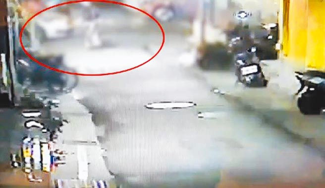 樊姓男子不满经纪公司派出的传播妹少了2位，13日凌晨4时许当街殴打、砍伤载小姐的马夫，被逮捕送办。（翻摄画面／李文正台北传真）