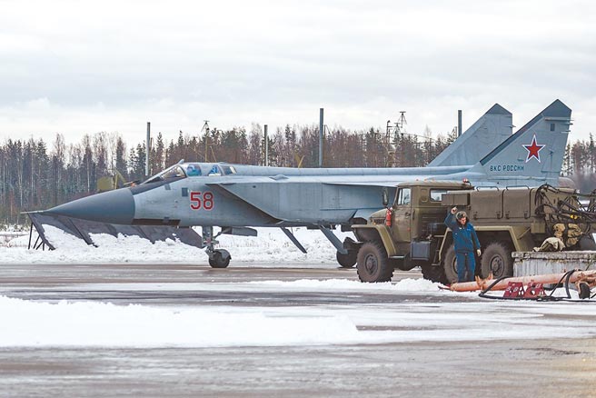 俄罗斯特维尔地区，米格-31 ZVO战斗机执行空中侦照任务演习。（摘自俄罗斯国防部官网）