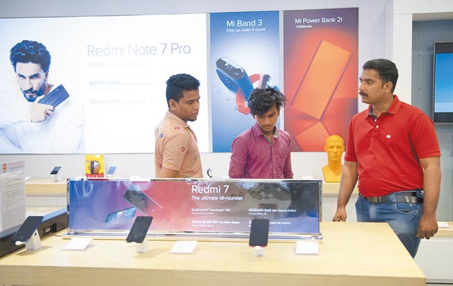 印度电子和讯息技术部发布新命令，将禁用超过54个大陆的手机App。图为印度商场的小米专卖店。（新华社）