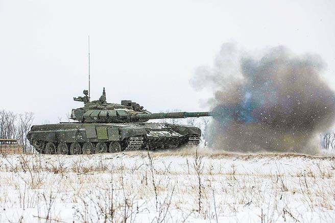 2022年2月14日，俄罗斯西部军区联合兵种的坦克车在列寧格勒地区的进行坦克演习战。（摘自俄罗斯国防部官网）