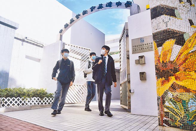 香港疫情本土确诊数屡创新高，14日宣布全港中小学、幼儿园暂停实体上课至3月6日。（中新社）