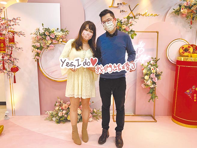 有許多新人選擇在情人節這天登記結婚。（新北市民政局提供／葉德正新北傳真）