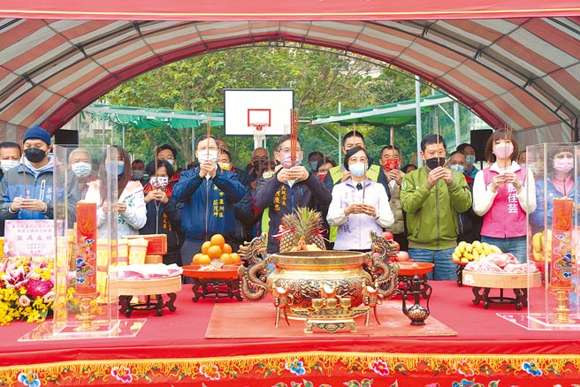 芦洲公一公园崭新的天幕篮球场，预计在今年7月完工。图为开工祈福照片。（戴上容摄）