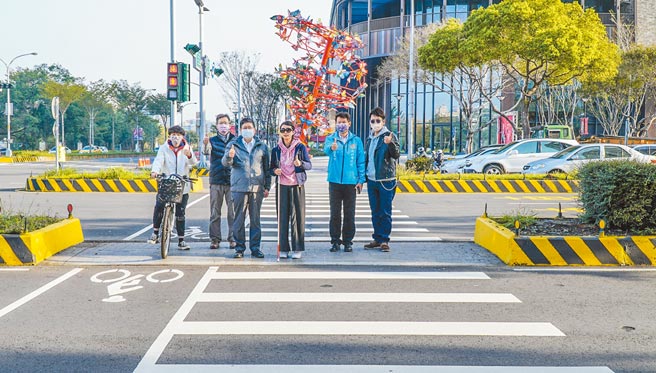 新竹县「竹北市道路优质化及环境提升计画」获营建署4个优良奖座，县长杨文科（左三）等人在光明六路东1段远百竹北站前试行行人通行环境及无障碍设施设。（罗浚滨摄）