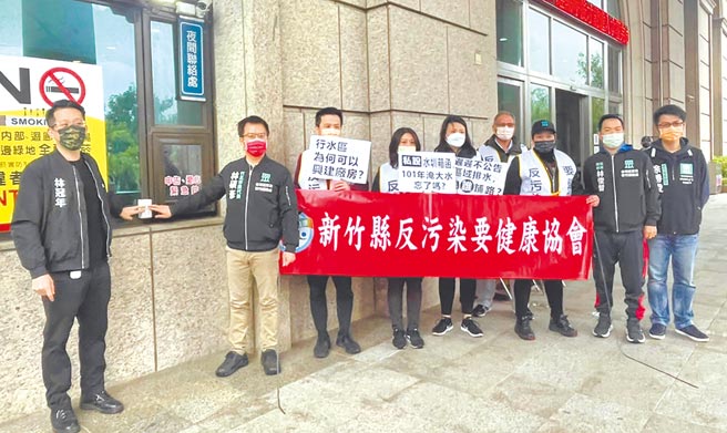 新竹县竹北市民代表林硕彦（左二）等人到新竹地检署按铃控告大享容器非法施工。（罗浚滨摄）