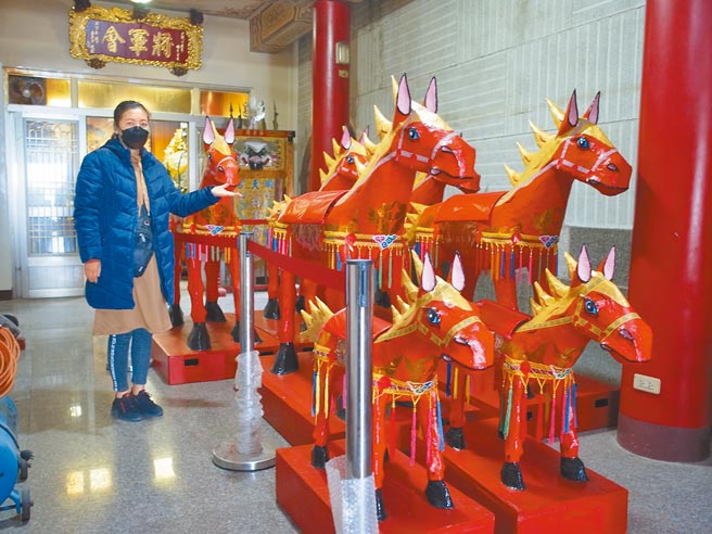 云林县水林乡顺天宫夜巡庆元宵因疫情百年来首次取消，但保留射火马仪式提醒防疫。（张朝欣摄）