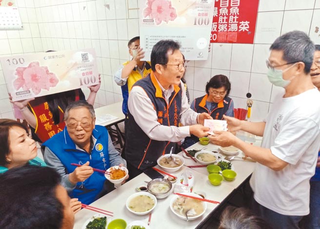 屏東市消費券振興地方經濟有力，攤商業績因此增加2至3成。（林和生攝）