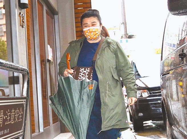 林美秀赴靈堂弔唁明金成。（陳俊吉攝）