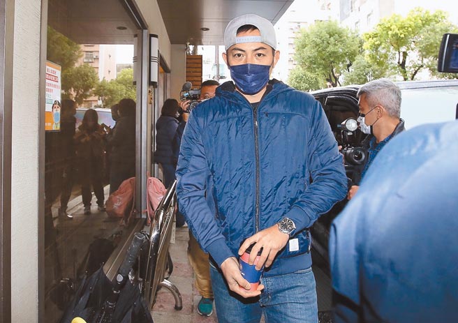 趙駿亞每天都到明金成靈堂報到。（陳俊吉攝）