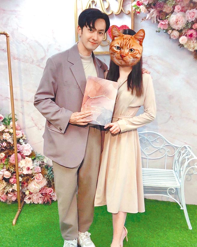 张雁名（左）宣布与女友葳葳在情人节登记结婚。（摘自脸书）