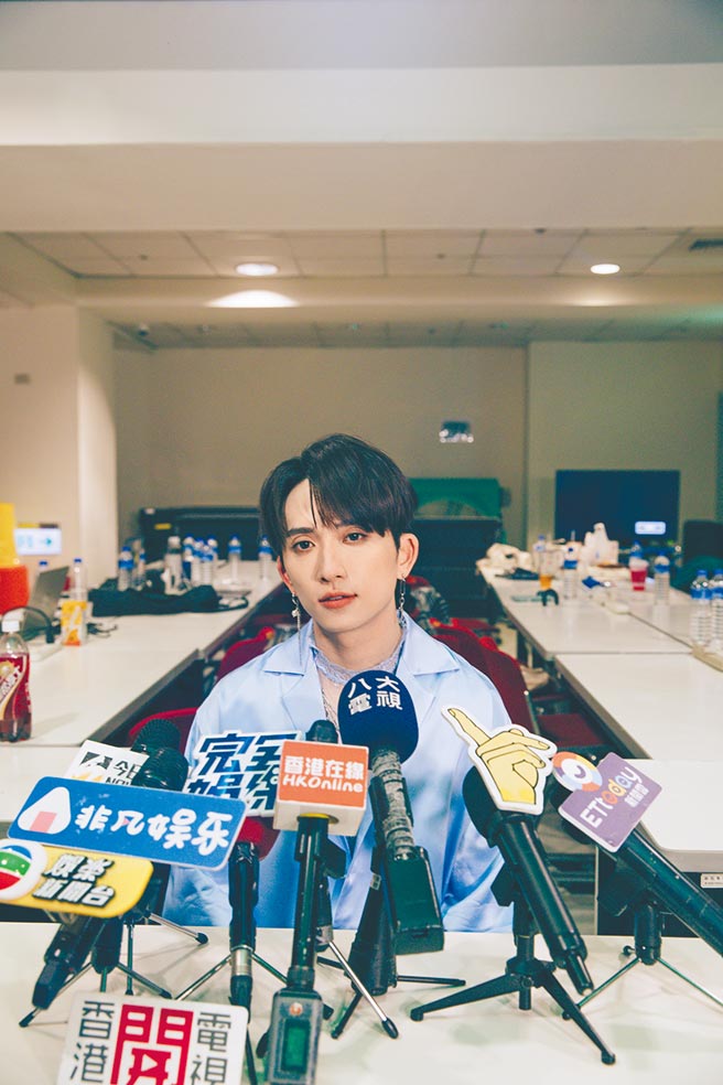 邱鋒澤前晚演出結束後慶功受訪。（原音兄弟提供）