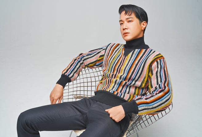 薛仕凌身穿Ferragamo彩色条纹羊毛高领衫4万7900元、抽绳羊毛长裤2万2900元，展现绅士风范。（摄/JOJ PHOTO 妆/Jimy Wu（Backstage）、髮/HAIR STYLIST- Garden 80\'s Studio）