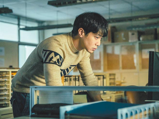 薛仕凌于新剧《我是自愿让他杀了我》饰演刑事警察，为入戏刻意外食、不剪指甲呈现阴郁状态，该剧将于2022年第一季播出。（摘自高雄电影节）