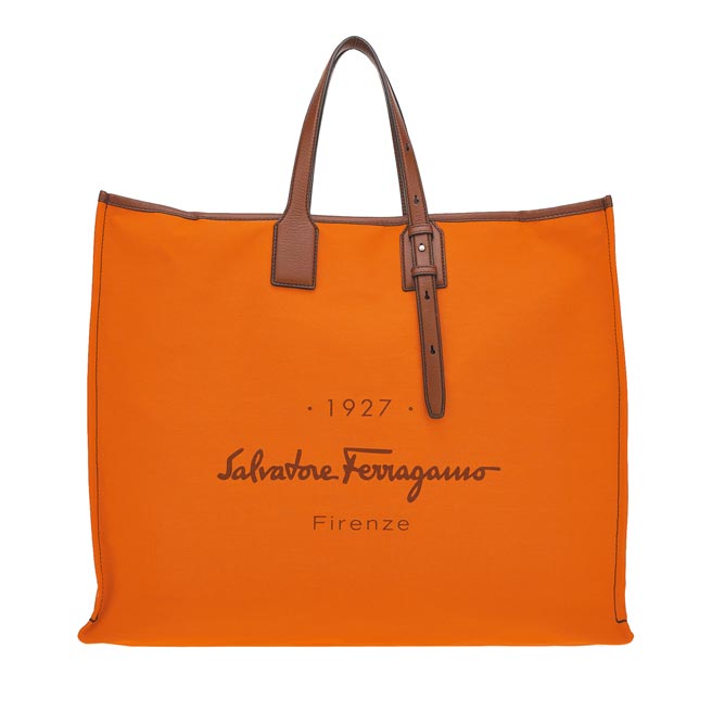 Ferragamo橘红色帆布托特包，4万9500元。（Ferragamo提供）