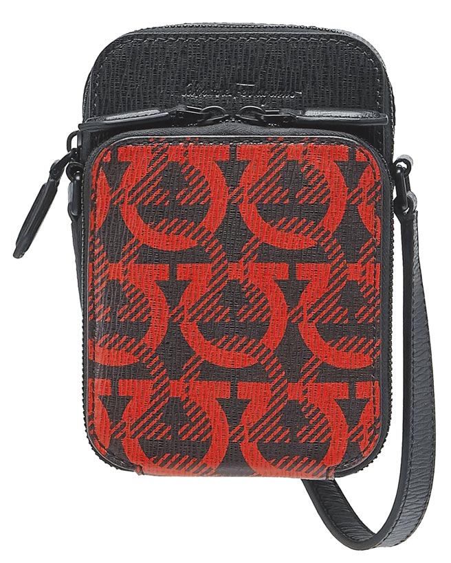 Ferragamo REV 红色GANCINI牛皮肩背包，2万8900元。（Ferragamo提供）